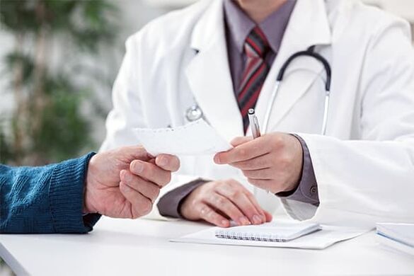 zdravnik daje nasvete o zdravljenju prostatitisa